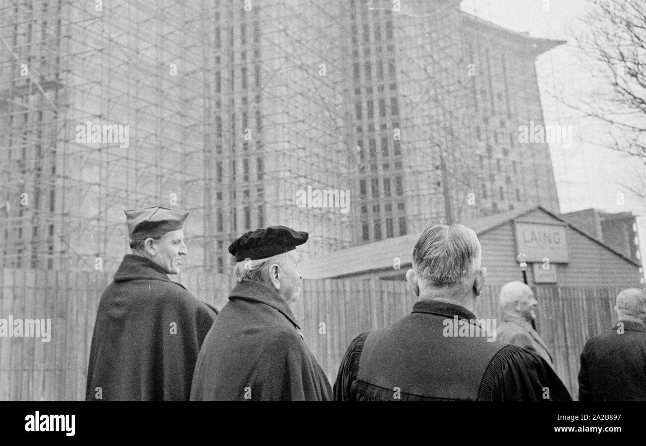 Der deutsche Bischof Otto Dibelius (Mitte), beteiligt sich an der Spatenstich für das "Internationale Zentrum für Versöhnung", die in der Ruine des zerstörten St. Michael's Cathedral gebaut wird. Auf der linken Seite, die Baustelle der neuen Kathedrale. Stockfoto