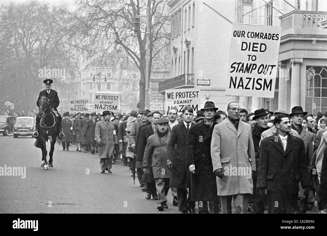 Die Veteranen 'Organisation' Verband der Jüdischen beim Kreis und Frauen' (AJEX) eine silentmarch von Marble Arch, um die Botschaft von Deutschland am 17. Januar 1960 organisiert, im Protest gegen das Wiederaufleben des Nazismus in Europa. Der einzelne Bürger beteiligen, sowie andere Organisationen, die nach dem Zweiten Weltkrieg. Ein Protestschreiben an den deutschen Botschafter in der Botschaft vorgestellt. Hier: Demonstranten halten Schilder mit der Aufschrift "unseren Kameraden gestorben, um Stempel Nazismus" und "Wir protestieren gegen den Nationalsozialismus". Stockfoto