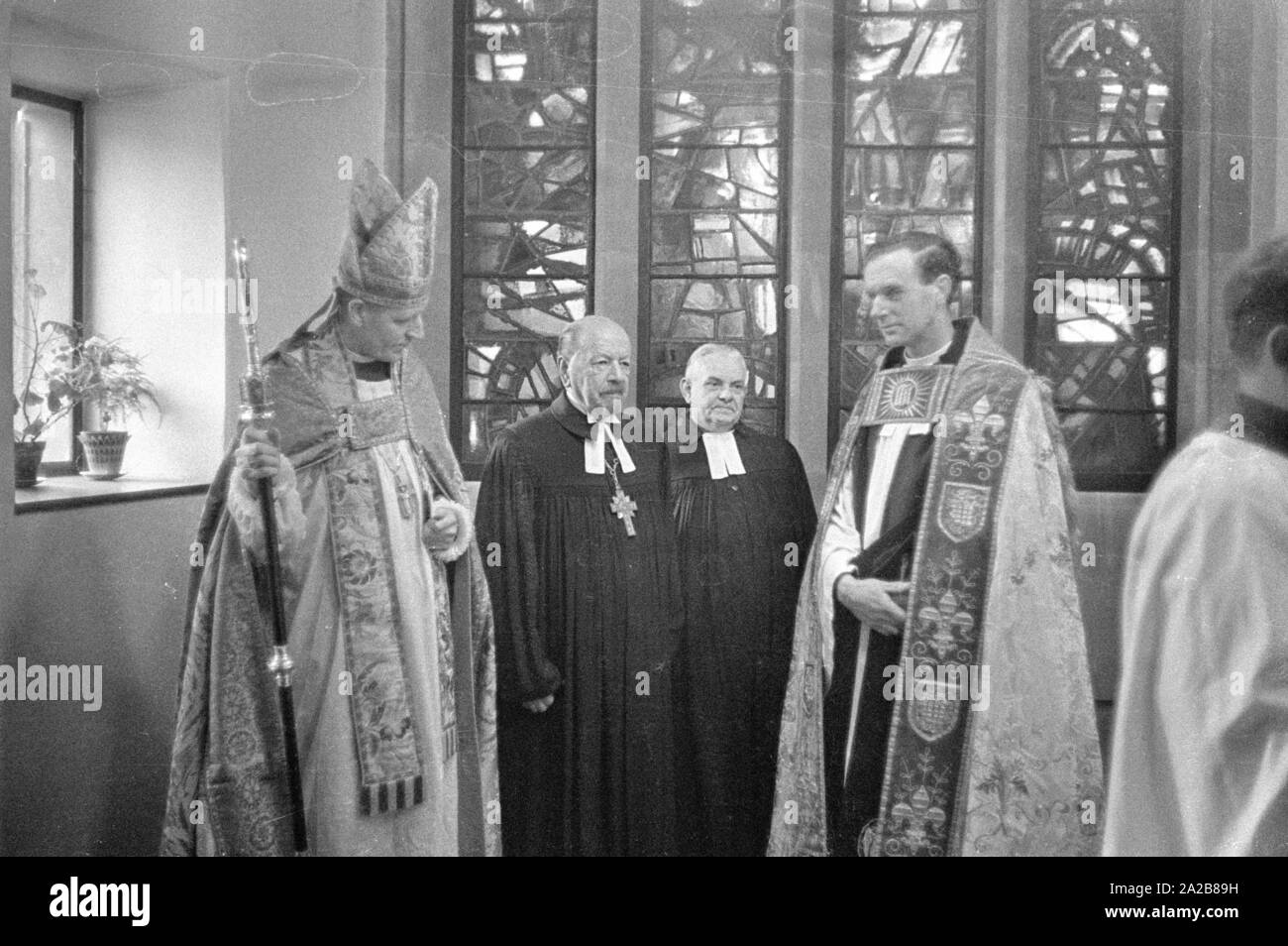 Der deutsche Bischof Otto Dibelius (2. von links), beteiligt sich an der Spatenstich für das "Internationale Zentrum für Versöhnung" in der Ruine der zerstörten St. Michael's Cathedral. Stockfoto