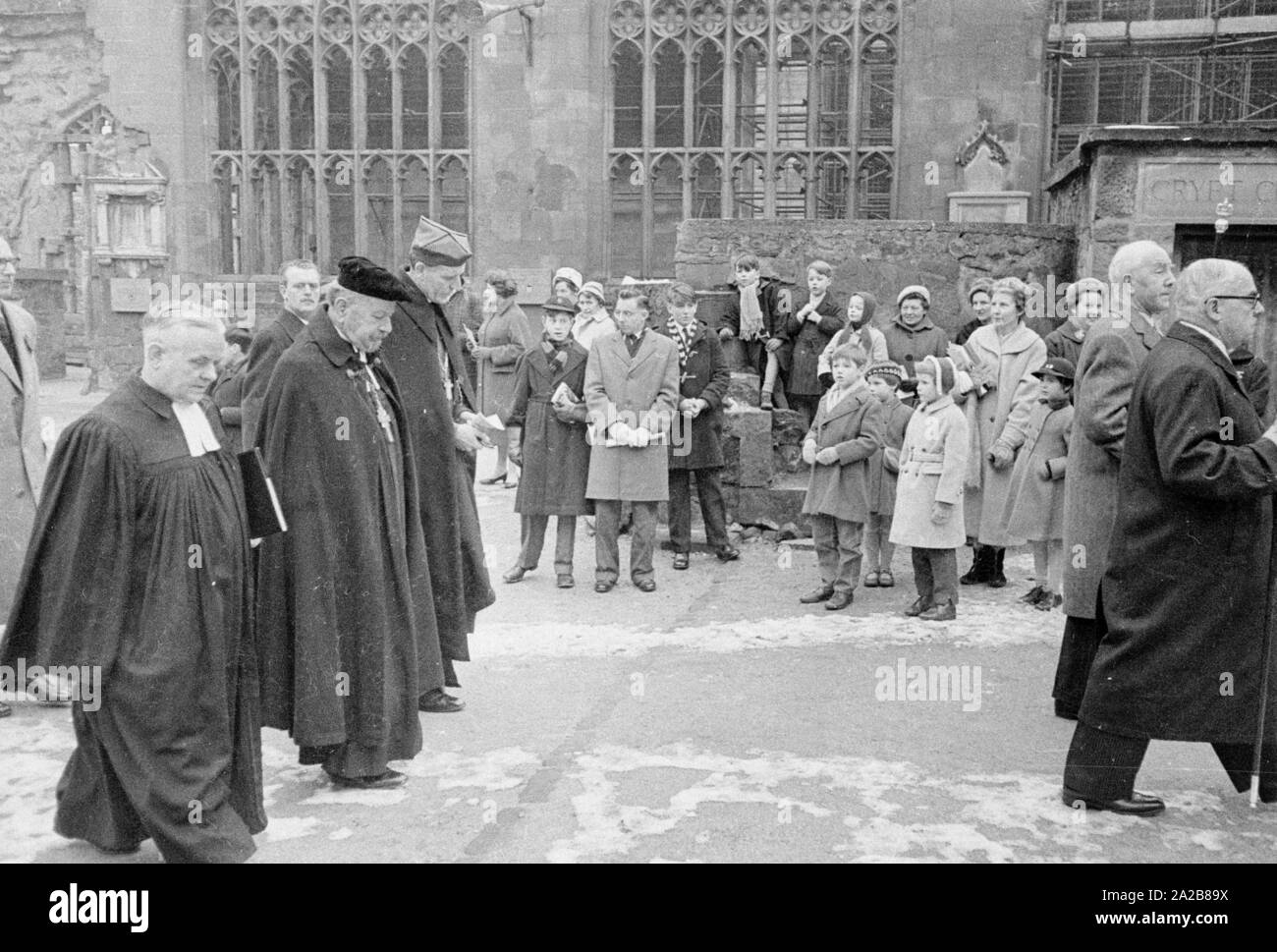 Deutsche Bischof Otto Dibelius (Mitte, schwarzes Barett) beteiligt sich an der Spatenstich für das "Internationale Zentrum für Versöhnung" in der Ruine der zerstörten St. Michael's Cathedral. Stockfoto