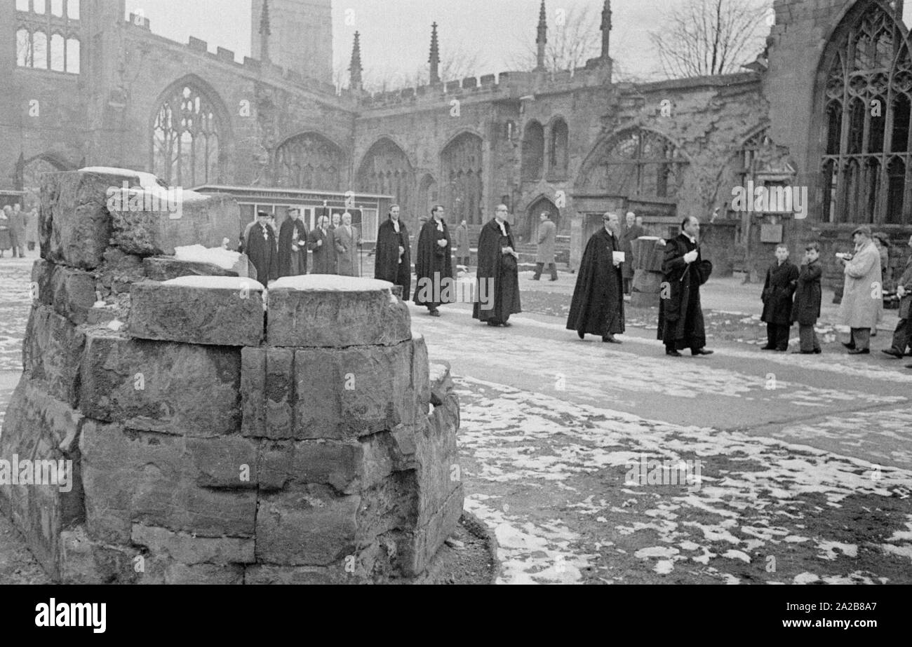 Der Grundstein zur Festlegung des "Internationalen Zentrum für Versöhnung" findet in der Ruine der zerbombten St Michael's Cathedral. Deutsche Bischof Otto Dibelius (erster Pfarrer von Rechts, schwarzes Barett) ist ebenfalls vorhanden. Stockfoto