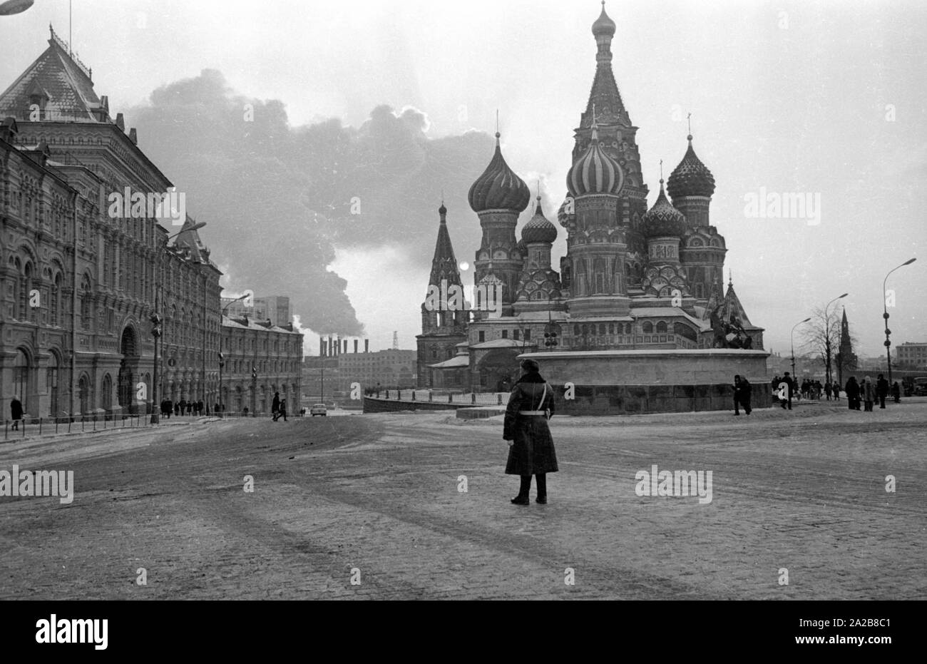 Blick auf das Kaufhaus Gum und der St. Basil Kathedrale am südlichen Ende des Roten Platzes in Moskau. Stockfoto