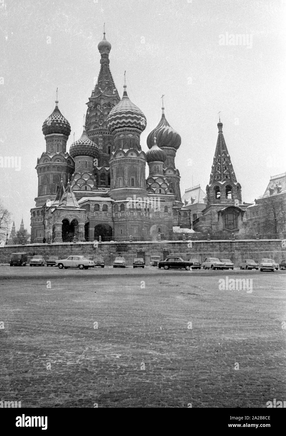 Ansicht der Basilius-kathedrale am südlichen Ende des Roten Platzes in Moskau. Stockfoto