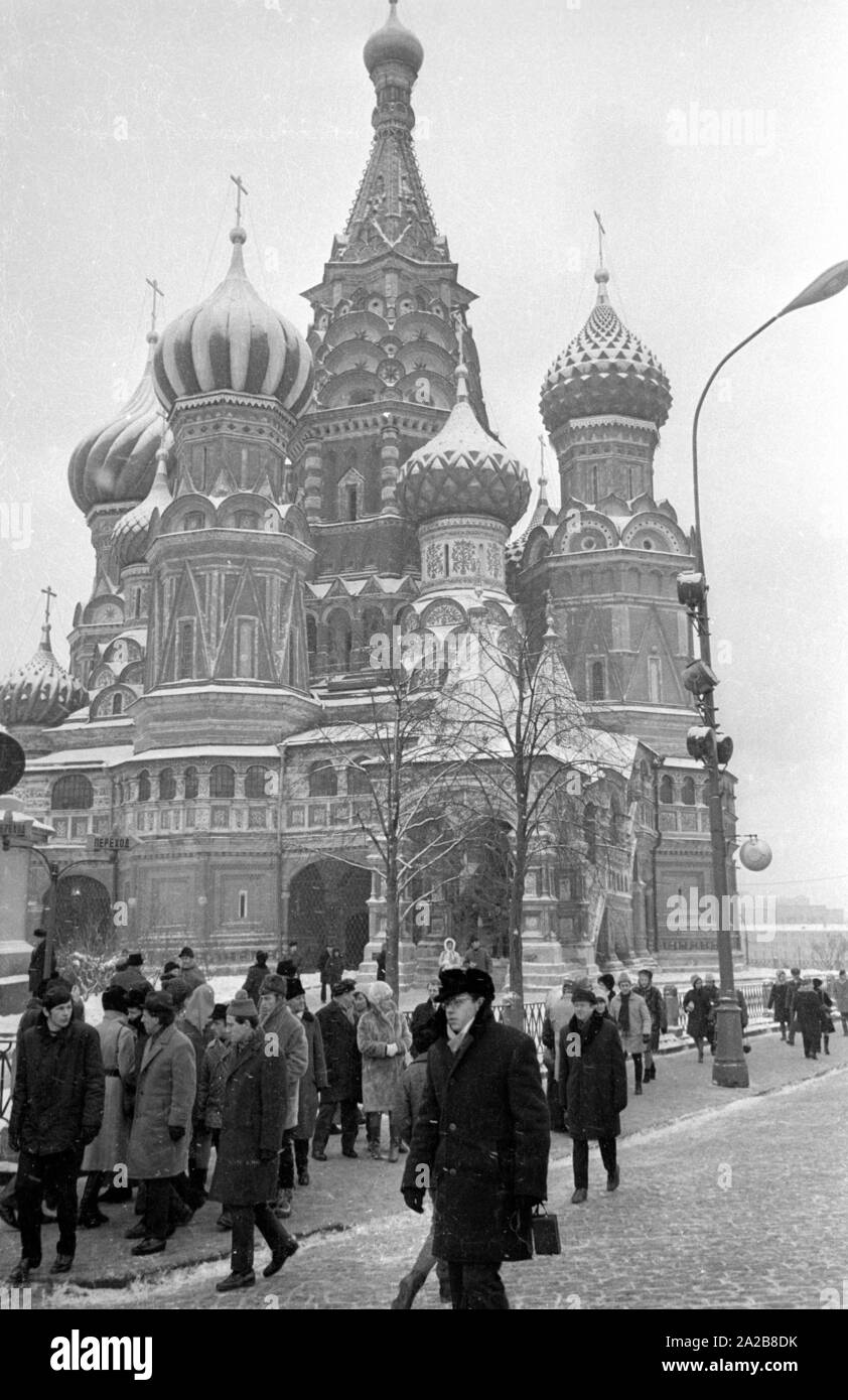 Blick auf die Kathedrale der hl. Basilius am südlichen Ende des Roten Platzes in Moskau. Stockfoto