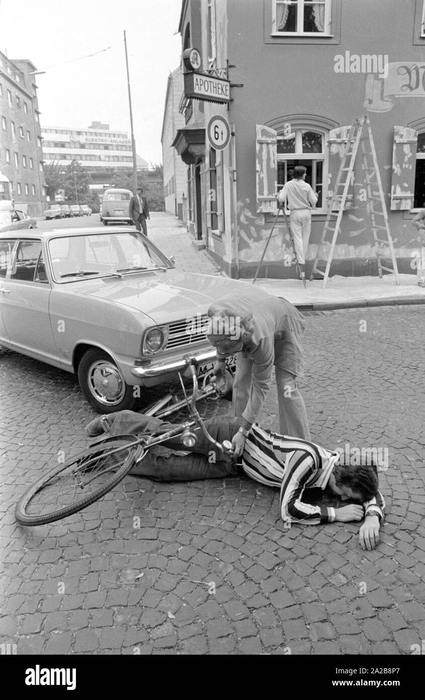 Ein Unfall - Auto gegen Radfahrer - Simuliert für eine Übung der Freiwilligen Rettungsdienst. Stockfoto