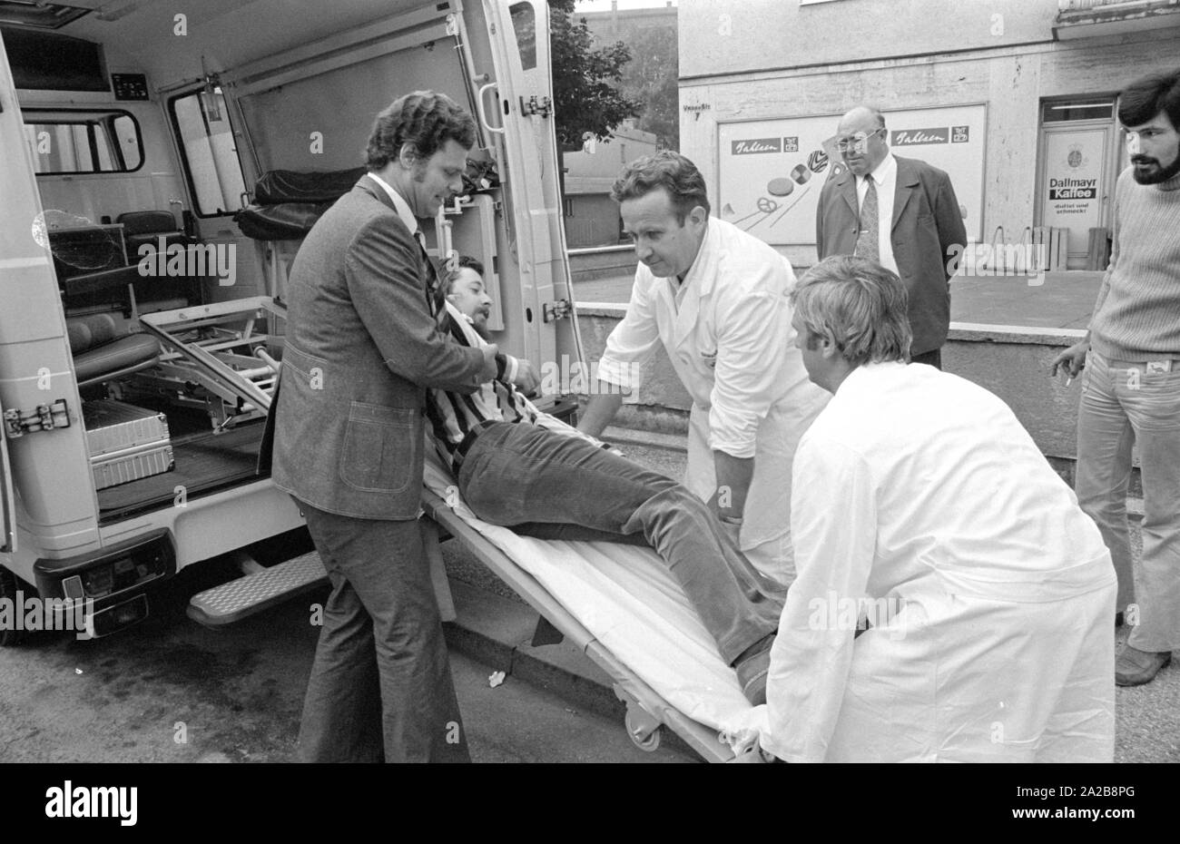 Ein Patient wird auf einer Bahre während einer Übung der Freiwilligen Rettungsdienst in München aufgehoben. Stockfoto