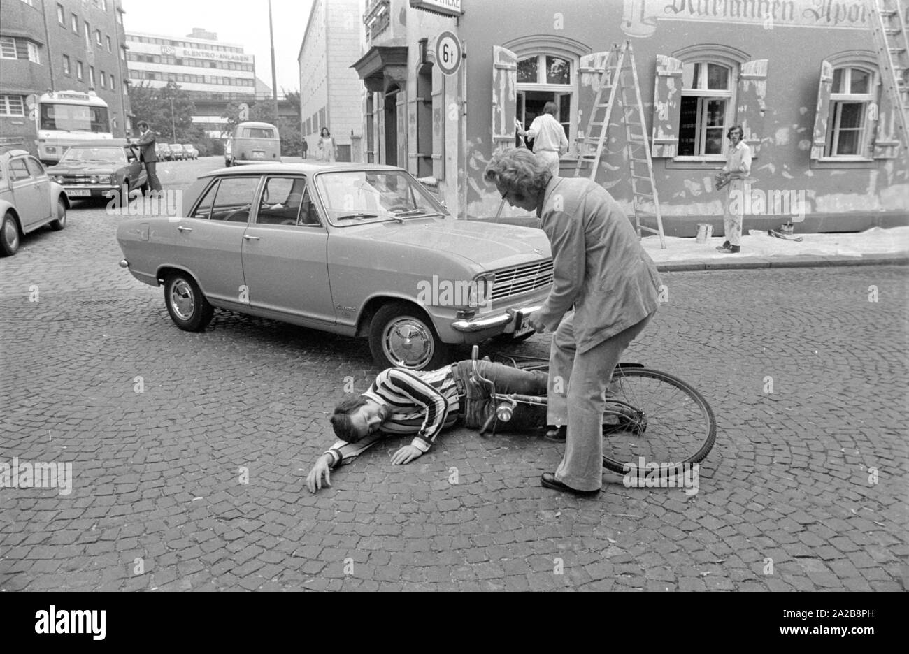 Ein Unfall - Auto gegen Radfahrer - Simuliert für eine Übung der Freiwilligen Rettungsdienst. Stockfoto