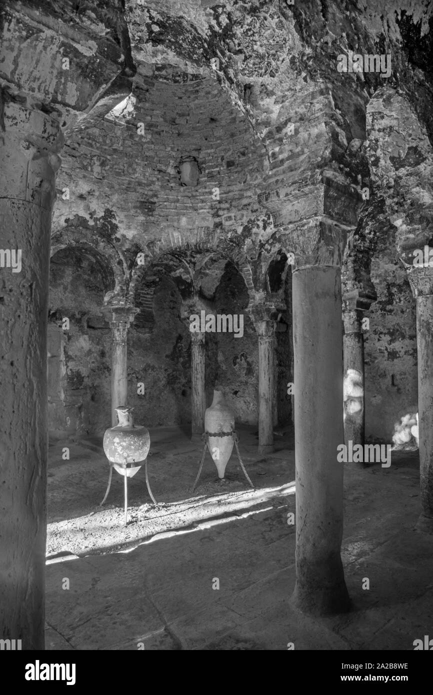 PALMA DE MALLORCA, SPANIEN - 27. Januar 2019: Die kleinen mittelalterlichen Badehaus - Banos arabes mit der in der Regel Archs. Stockfoto