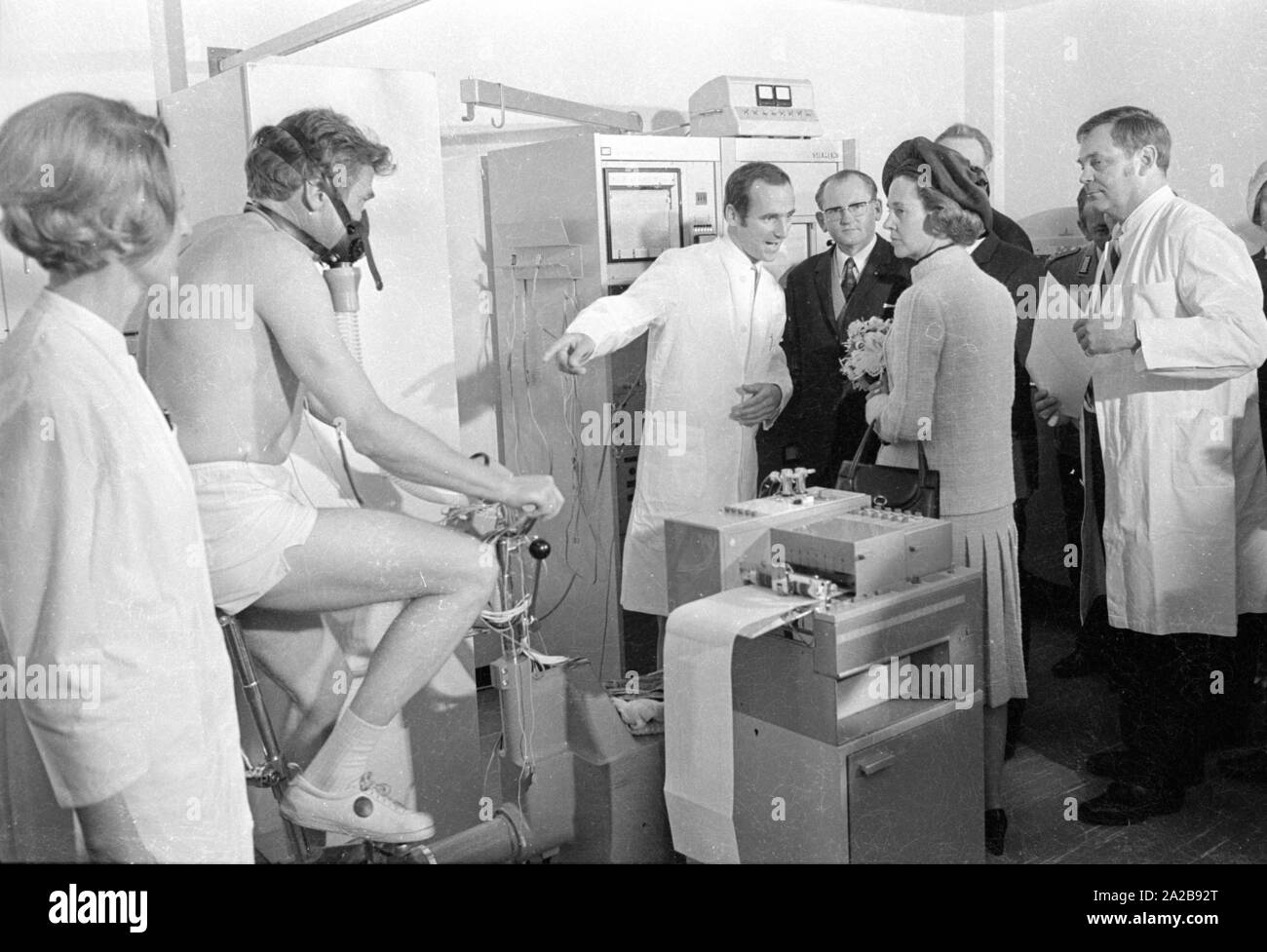 Ende April 1971 hat die belgische Königspaar besucht München. Im Bild: Königin Fabiola ein medizinisches Gerät im Siemens Pflanzen. Stockfoto