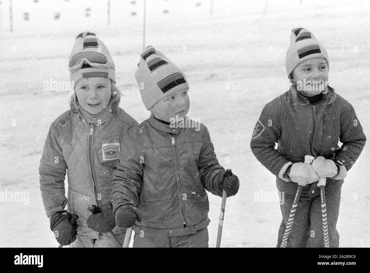 Kinder in den Skikurs in der Skischule Garmisch. Stockfoto
