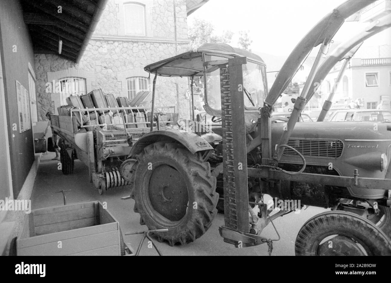 Traktor mit voll beladenen Anhänger. Stockfoto