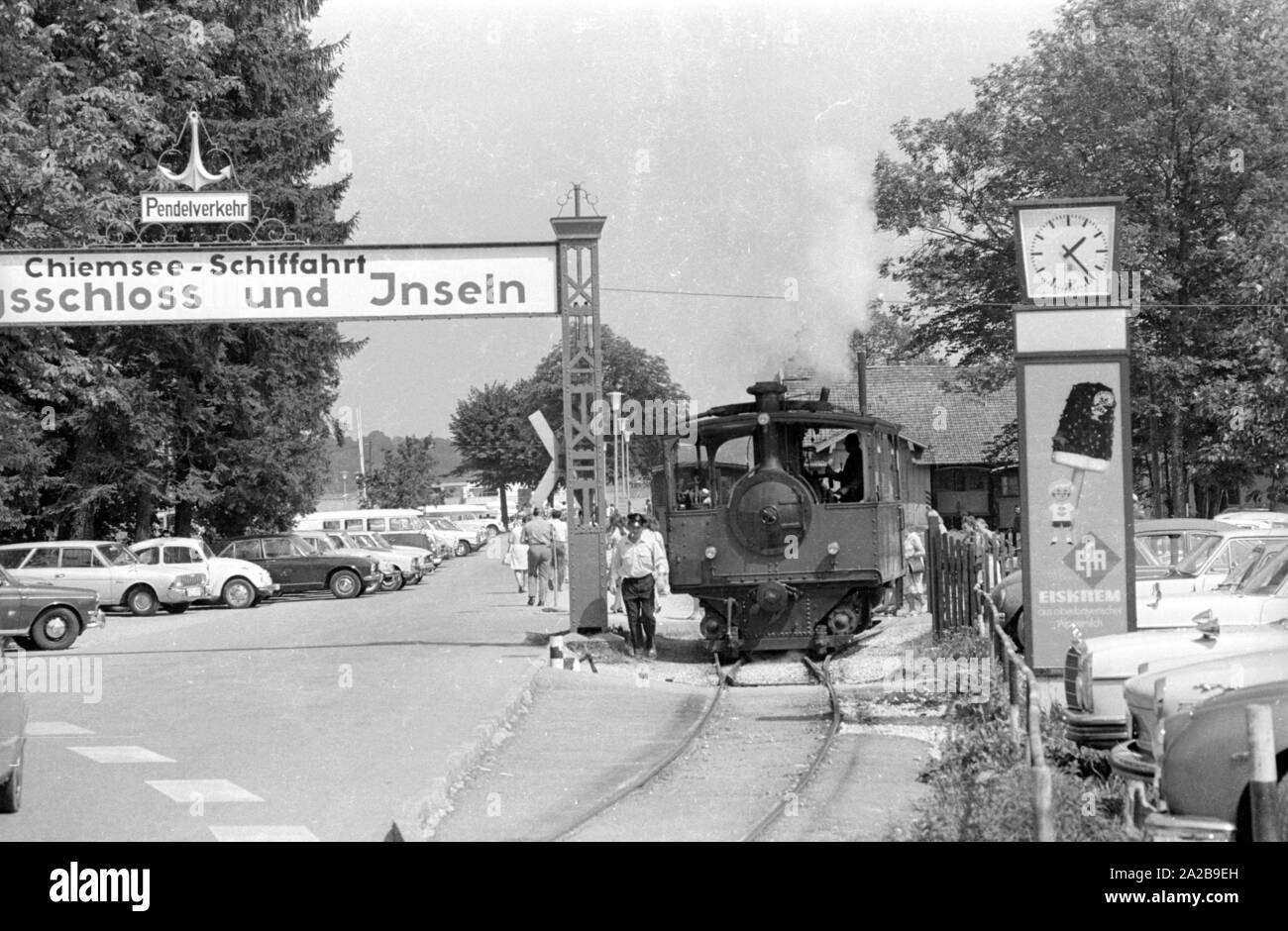 Der Chiemsee Bahn fährt vom Bahnhof in Prien am Chiemsee zum Hafen Prien-Stock. Stockfoto