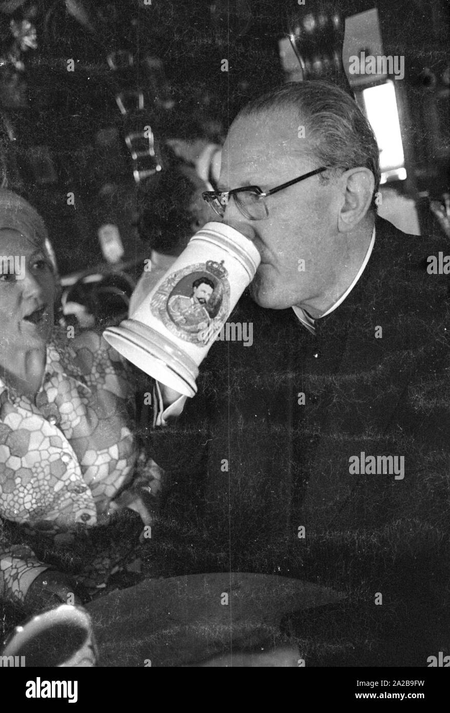 Die volkstümliche Schauspielerin Erni Singerl (li.) zusammen mit der Stadt Pfarrer (r.) in der Turmstueberl des Valentin-Karlstadt-Musaeum in München. Stockfoto