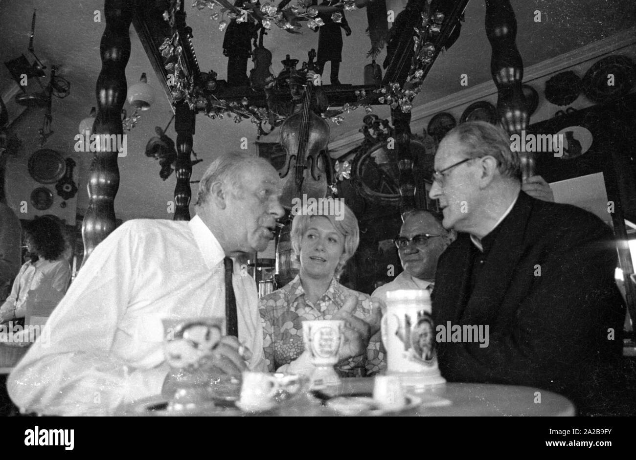 Die folk Schauspieler Beppo Brehm (li.) und Erni Singerl (Mitte) gemeinsam mit der Stadt Pfarrer (r.) in der Turmstueberl des Valentin-Karlstadt-Musaeum in München. Stockfoto
