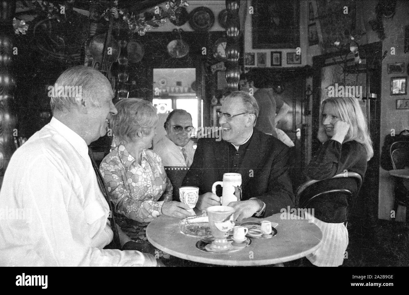Die folk Schauspieler Beppo Brehm (li.) und Erni Singerl (2. von links) gemeinsam mit der Stadt Pastor (2. von Rechts) in der Turmstueberl des Valentin-Karlstadt-Musaeum in München. Stockfoto