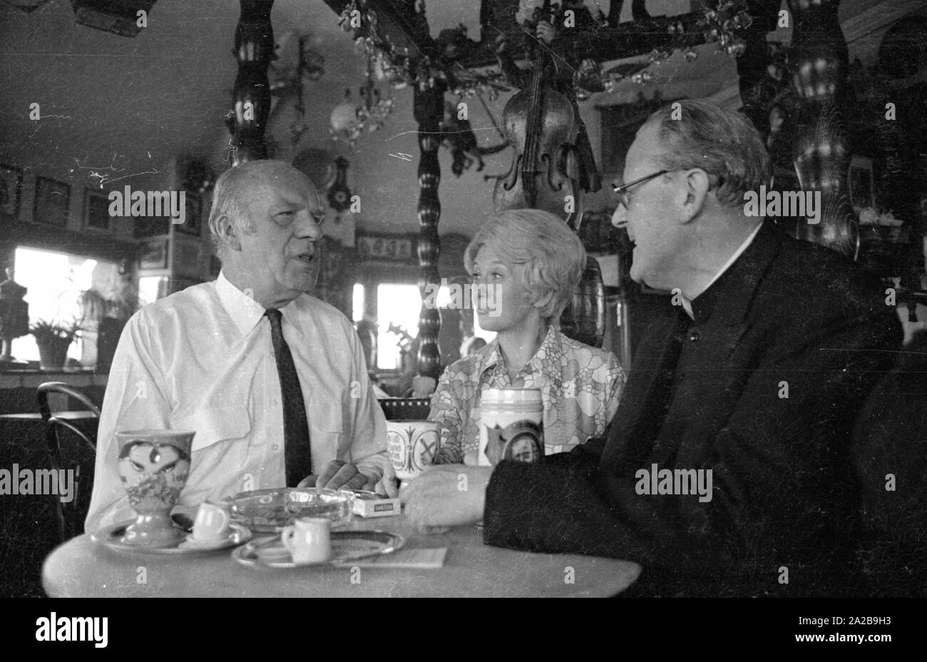 Die folk Schauspieler Beppo Brehm (li.) und Erni Singerl (Mitte) gemeinsam mit der Stadt Pfarrer (r.) in der Turmstueberl des Valentin-Karlstadt-Musaeum in München. Stockfoto