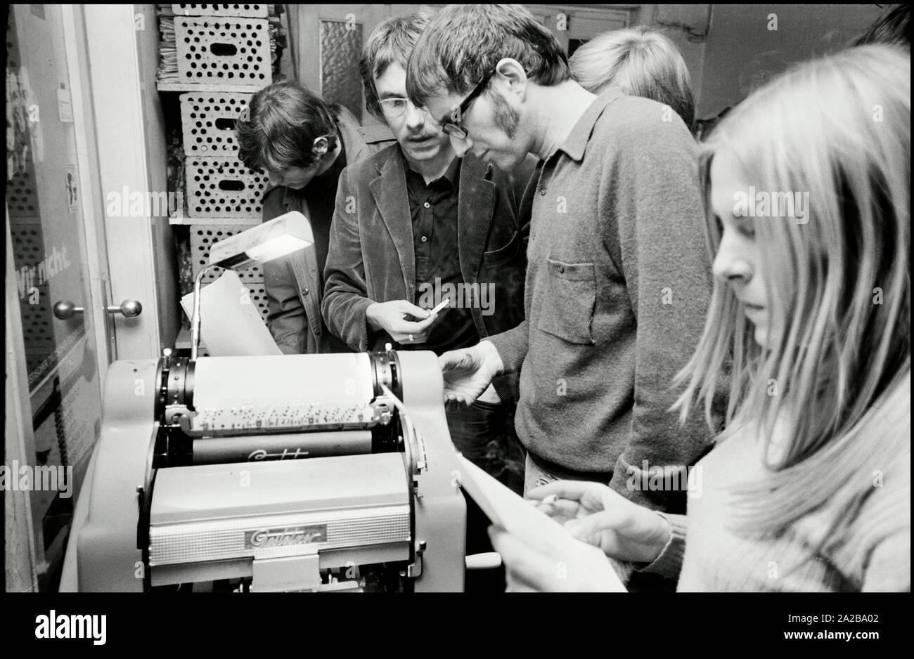 Deutschland. Frankfurt. 28. Januar 1969. Hans-Jürgen Krahl und Anette Bauer erstellen einen Flyer im Büro der Sozialistischen Studentengruppe-SDS-in Frankfurt. Copyright Hinweis: Max Scheler/SZ Foto. Stockfoto