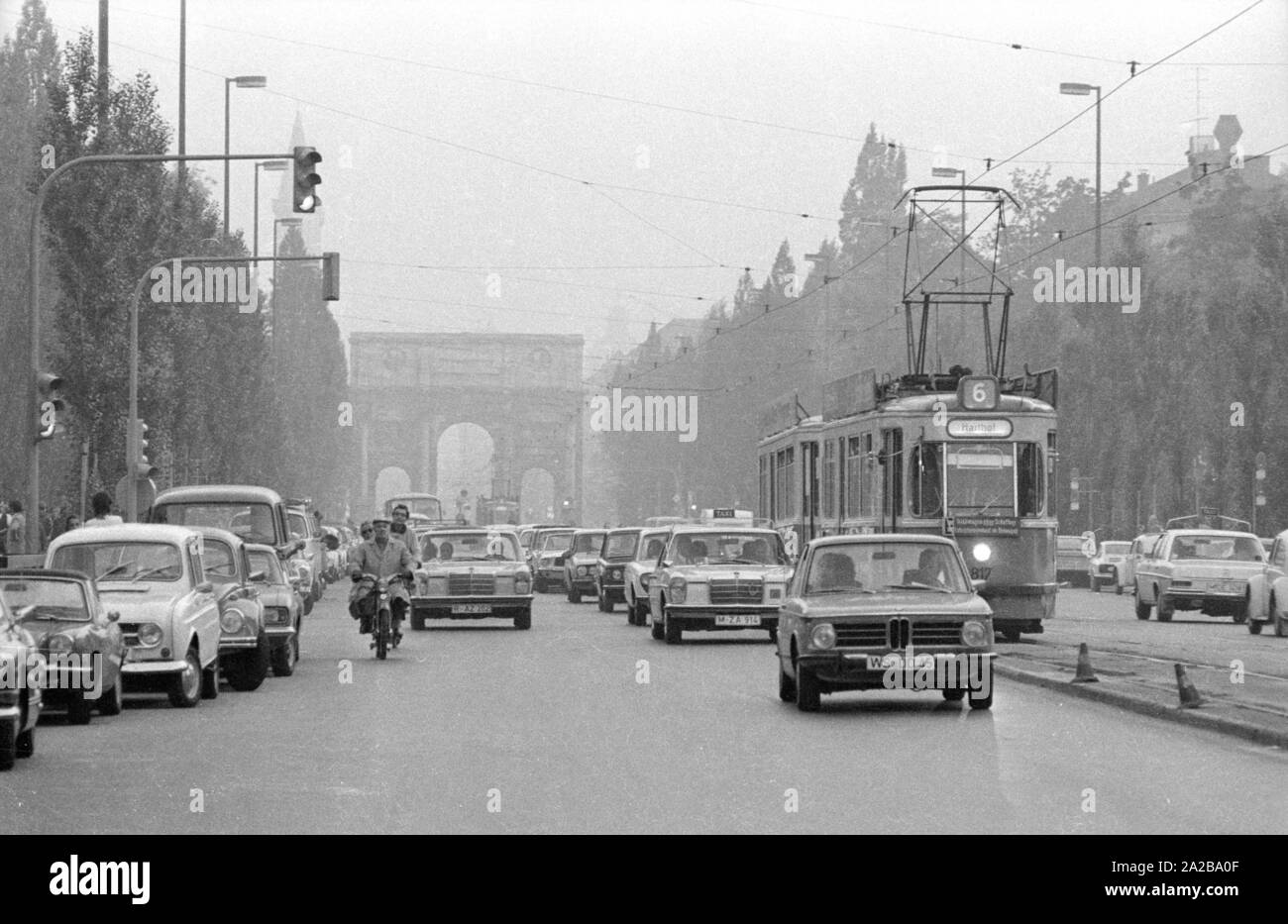 Blick entlang der Leopoldstraße auf dem Siegestor. Stockfoto