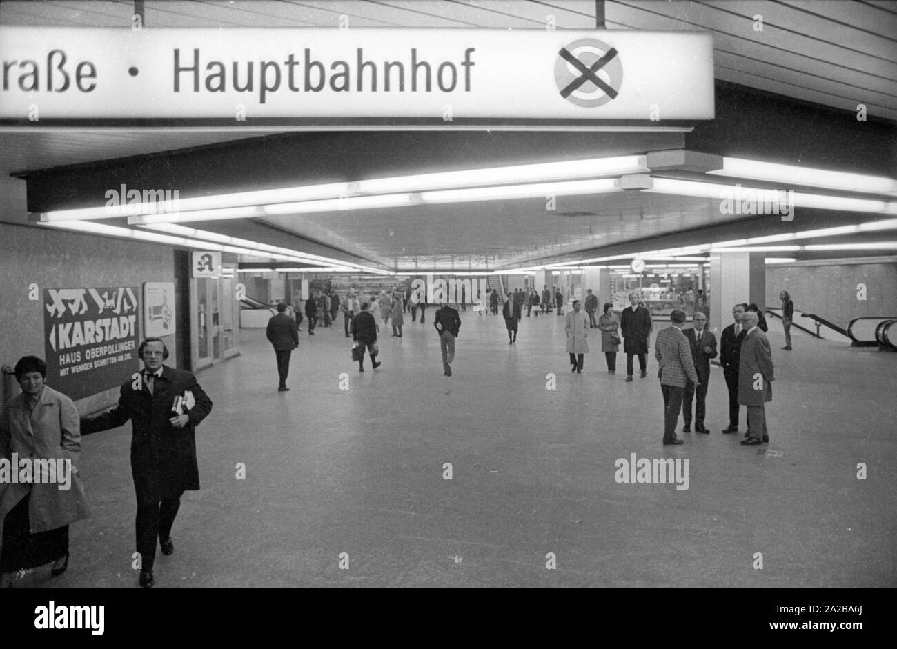 Auch am Abend gibt es viele Menschen, die unterwegs im Zwischengeschoss am Karlsplatz/Stachus. Stockfoto