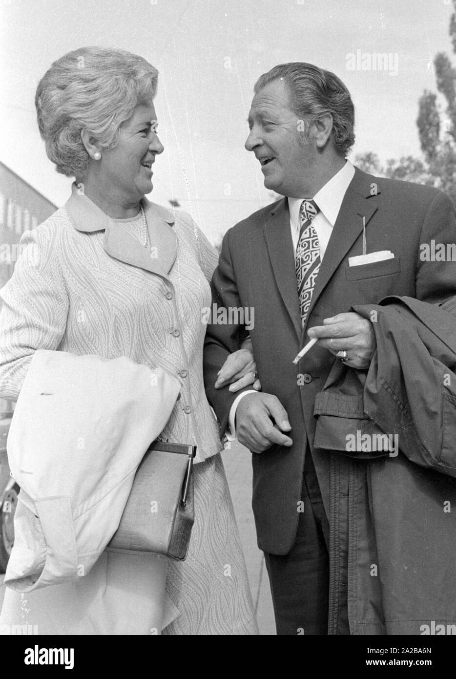 Ein älteres Paar auf einem Spaziergang durch die Stadt. Stockfoto