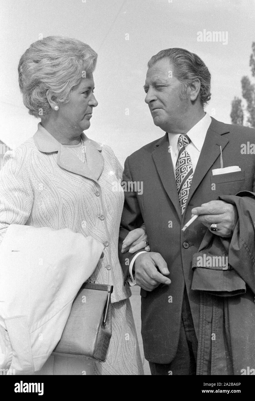 Ein älteres Paar auf einem Spaziergang durch die Stadt. Stockfoto