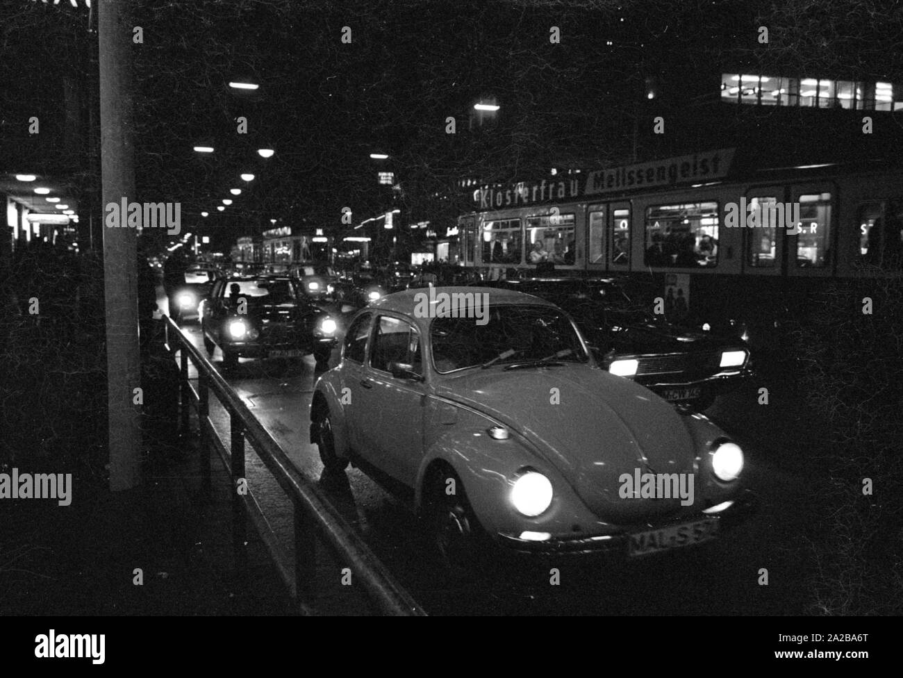 Es gibt starken Verkehr in München sogar in der Nacht. Stockfoto