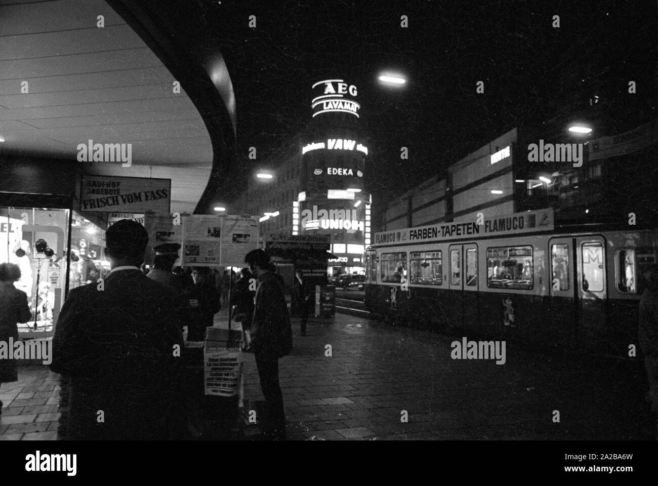 Der Schnittpunkt der Bayerstrasse/Schützenstraße in der Nähe von Stachus in der Nacht. Stockfoto