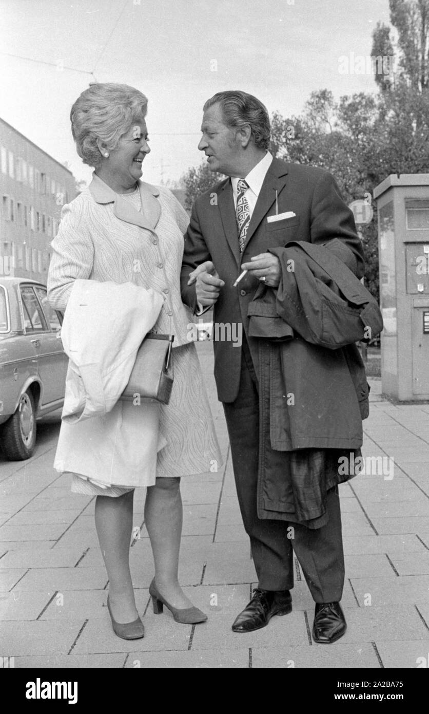 Ein älteres Paar auf einem Spaziergang durch die Stadt. Stockfoto