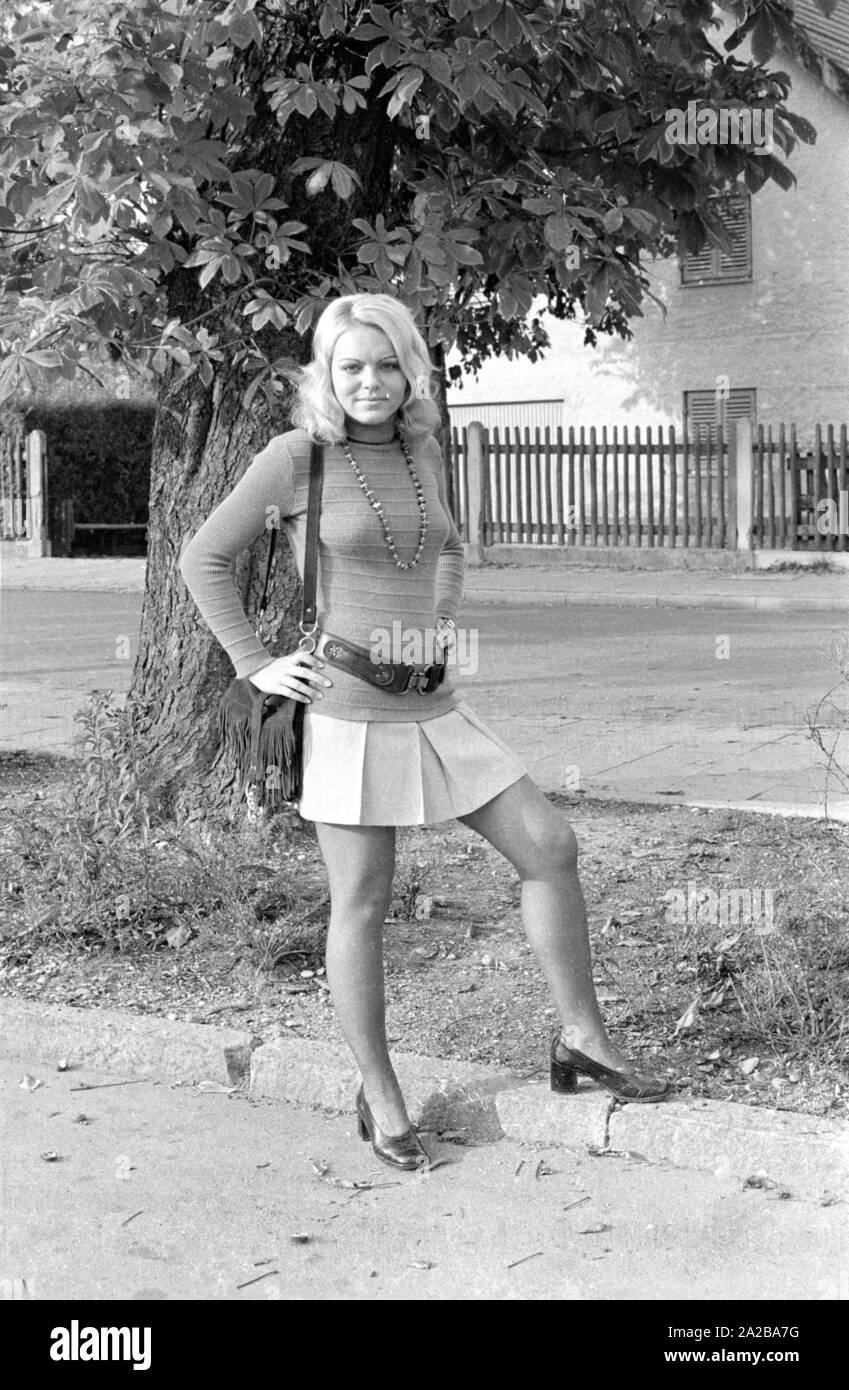 Ein Modell in Minirock posieren. Stockfoto