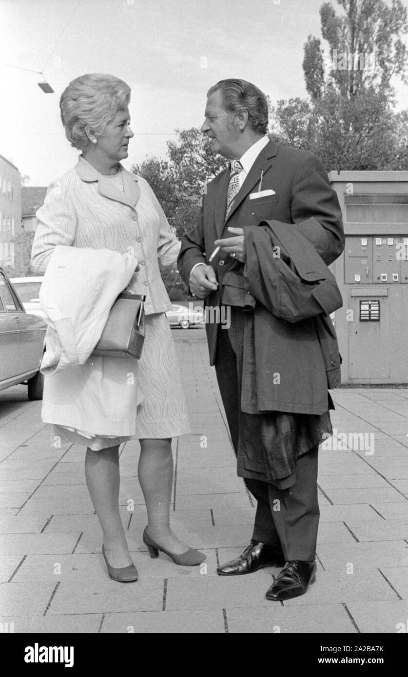 Ein älteres Paar auf einem Spaziergang durch die Stadt. Stockfoto