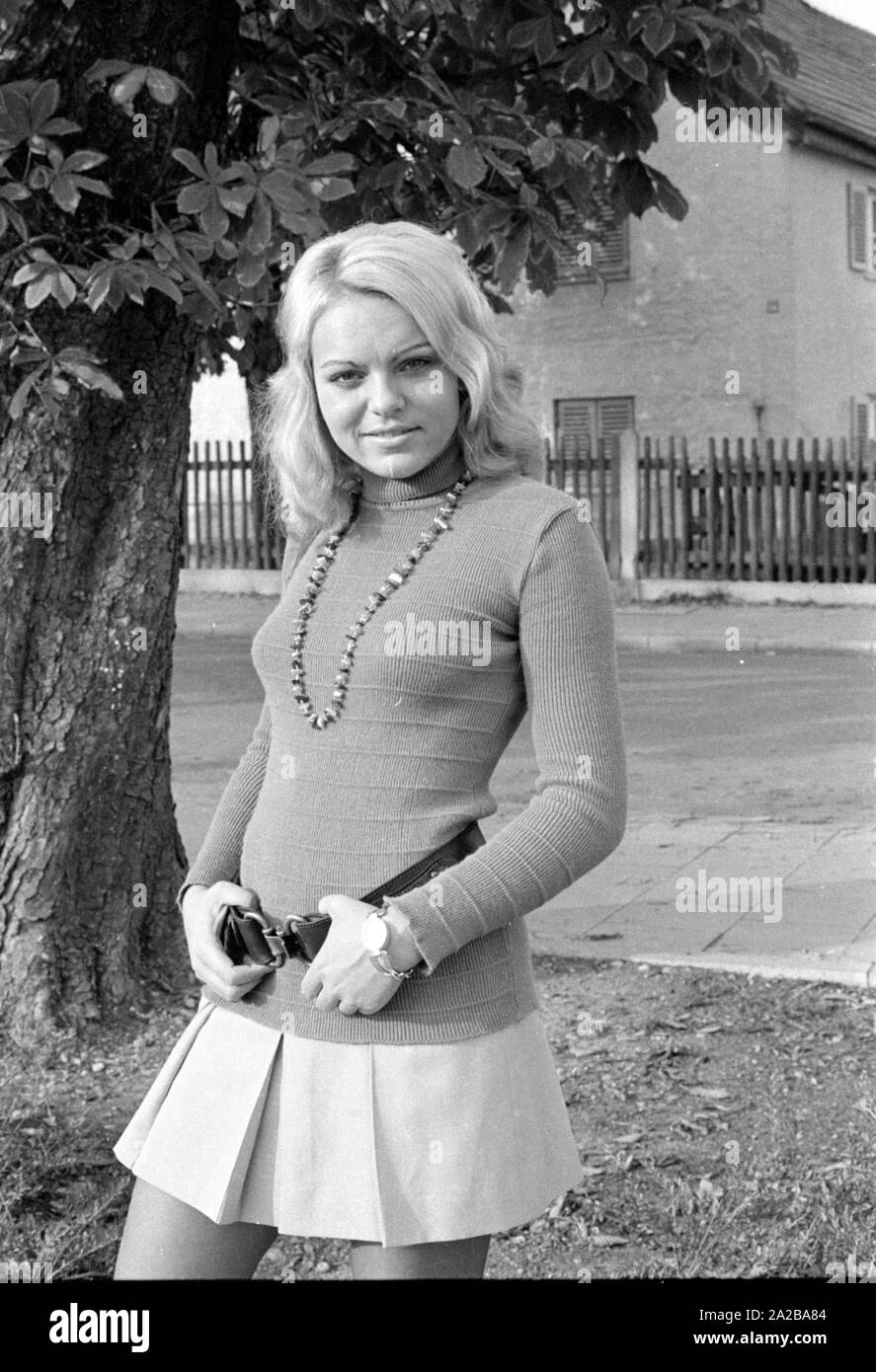 Ein Modell in Minirock posieren. Stockfoto