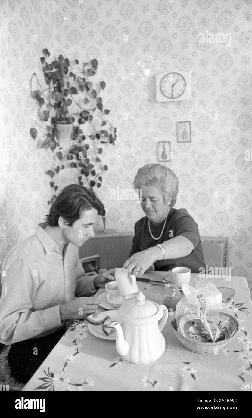 Mutter und Sohn Frühstück zusammen. Stockfoto