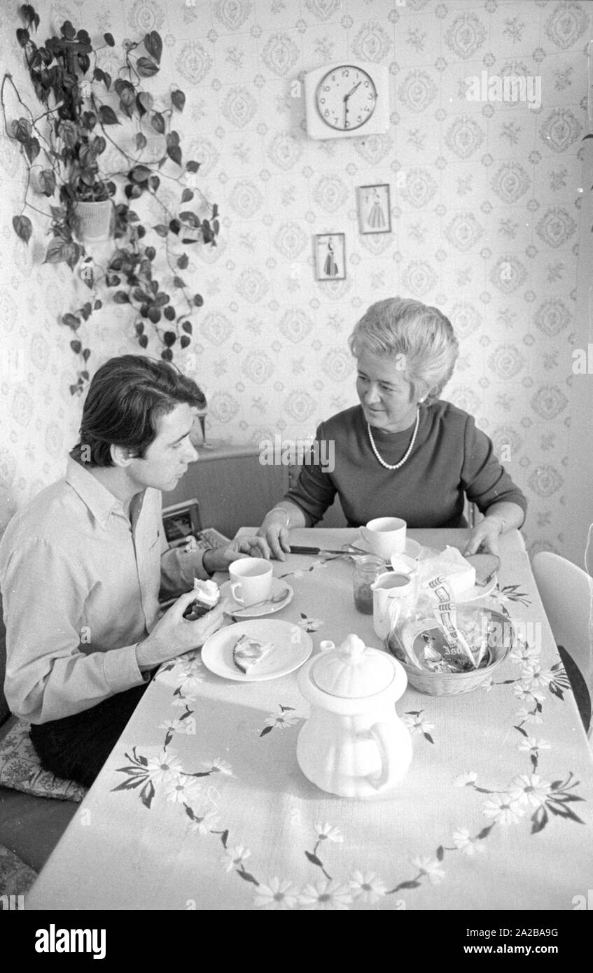 Mutter und Sohn Frühstück zusammen. Stockfoto