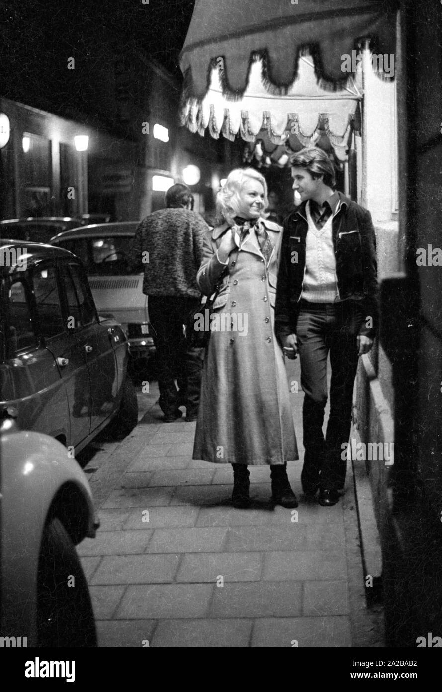 In der Nacht, ein paar Spaziergänge Hand in Hand durch die dunklen Straßen von München. Stockfoto