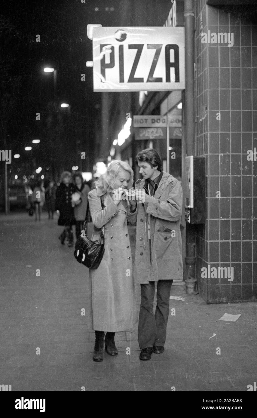 Ein paar Aktien ein Stück Pizza. Stockfoto
