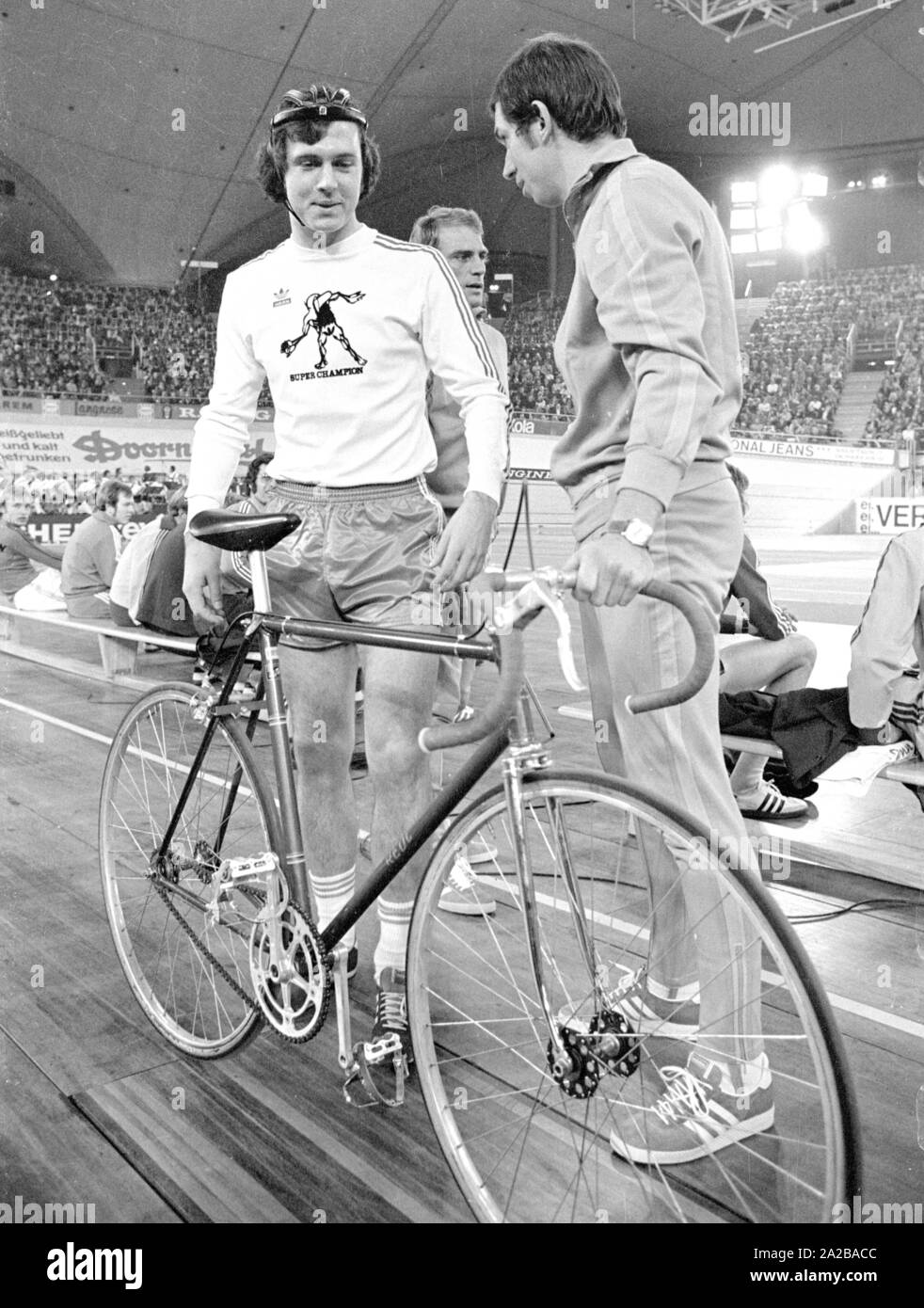 Fuballspieler Franz Beckenbauer reitet ein Fahrrad an der Sportpressefest  in Mnchen Stockfotografie - Alamy