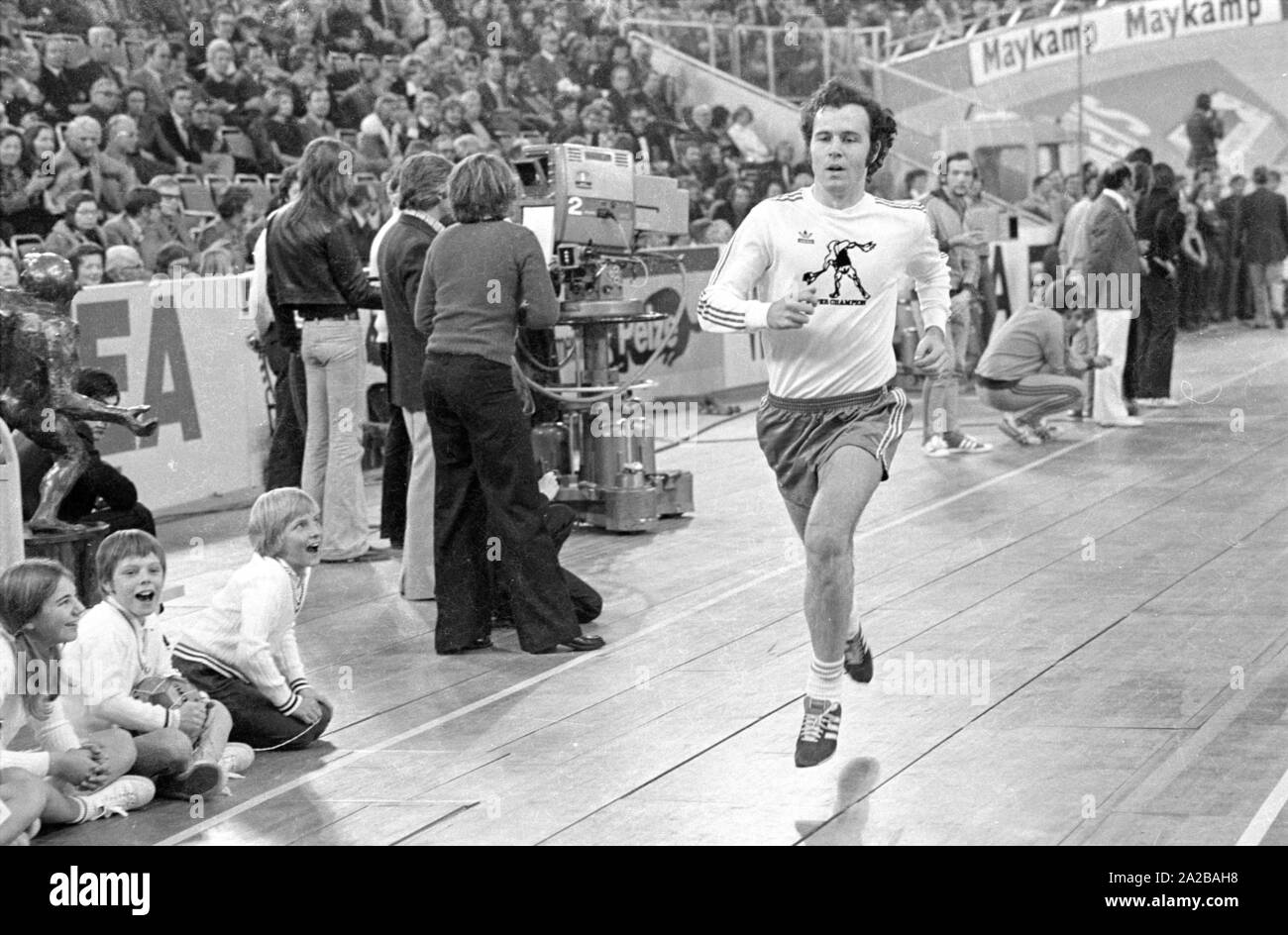 Fußballspieler Franz Beckenbauer beteiligt sich auch in der Disziplin im Sport Presse Festival in der Münchner Olympiahalle. Stockfoto