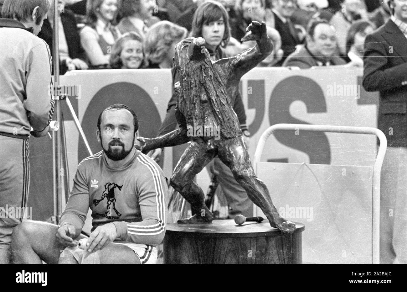 Athlet Klaus Wolfermann mit dem Preis Trophäe des Sportpressefest 1974 in der Münchner Olympiahalle. Stockfoto