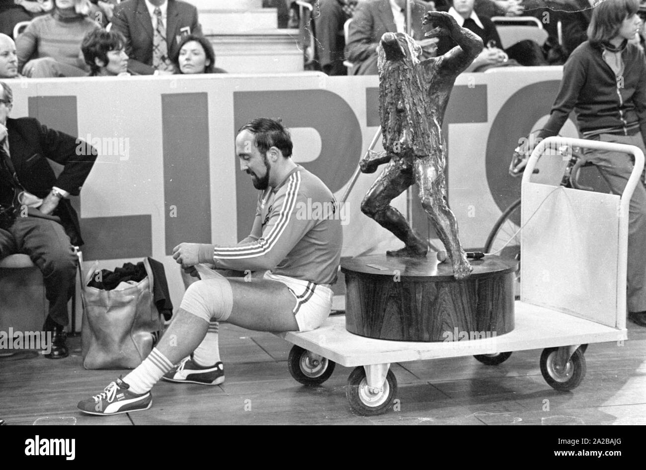 Athlet Klaus Wolfermann mit dem Preis Trophäe des Sportpressefest 1974 in der Münchner Olympiahalle. Stockfoto