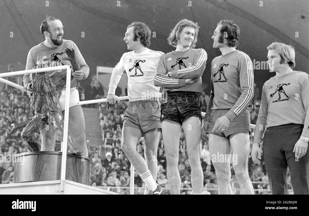 Athlet Klaus Wolfermann (1. von links) gewinnt den Sport Presse Festival 1974 in der Münchner Olypiahalle. Fußballspieler Franz Beckenbauer beendet im zweiten Platz (2. von links). In den folgenden Orten (von links) die Athleten Baumgartner, Vogler und Barth. Stockfoto
