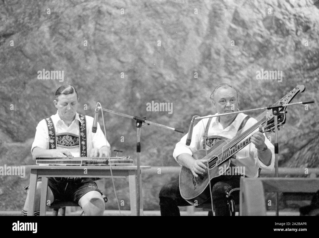 In einem bayerischen Kurort, alpenländische Volksmusik ist mit traditionellen Musikinstrumenten, wie die kastenzither und die Schrammel Gitarre durchgeführt. Stockfoto