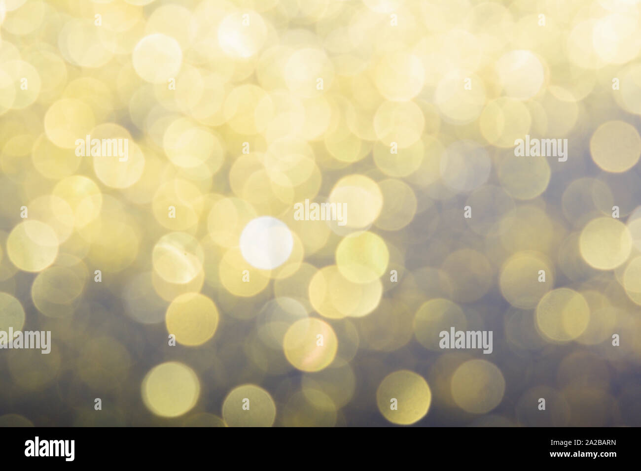 Abstrakte verschwommen Glitter bokeh Hintergrund in Gold auf Schwarz Stockfoto