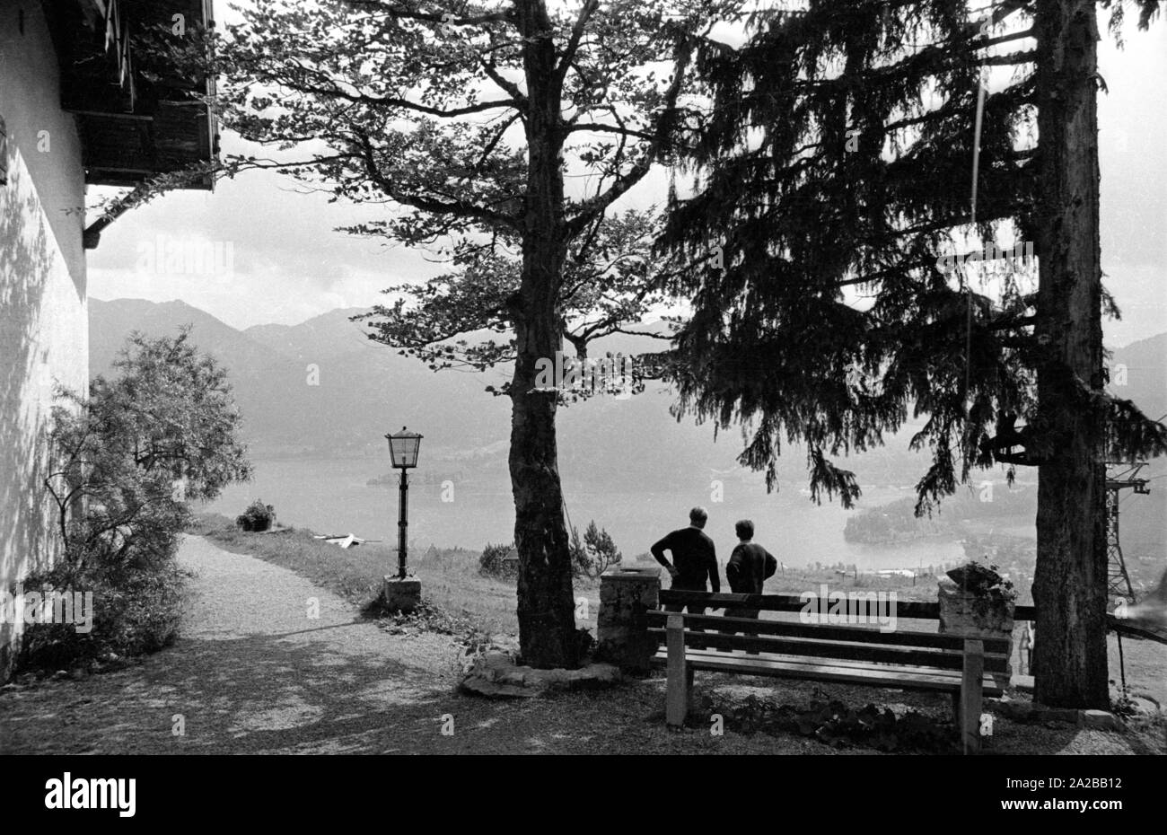 Ein Paar genießt die Aussicht beim Wandern in den Bayerischen Voralpen. Stockfoto