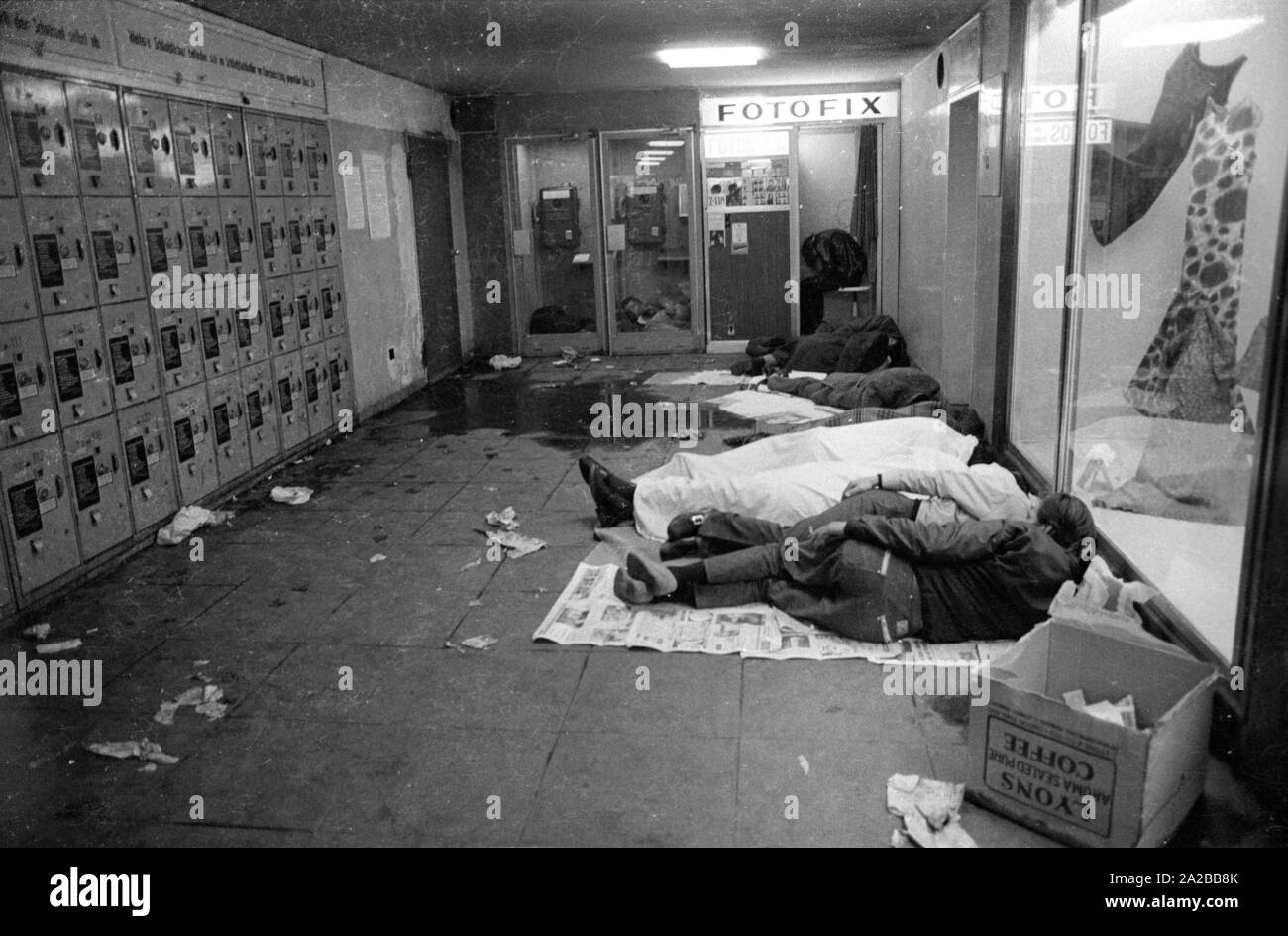 Obdachlose in der Hochparterre schlafen im Hauptbahnhof München (inszenierte Szene?). Stockfoto