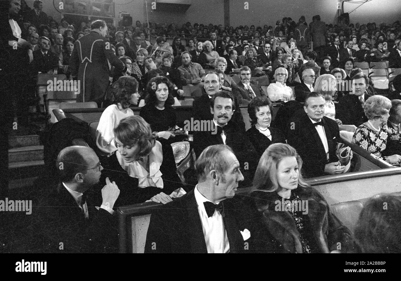 Der Deutsche Sport offizielle Willi Daume (Zweite Box von vorne, 1. von rechts) sitzt im Publikum auf der TV-Show "Stars in der Manege" in 1971. Stockfoto