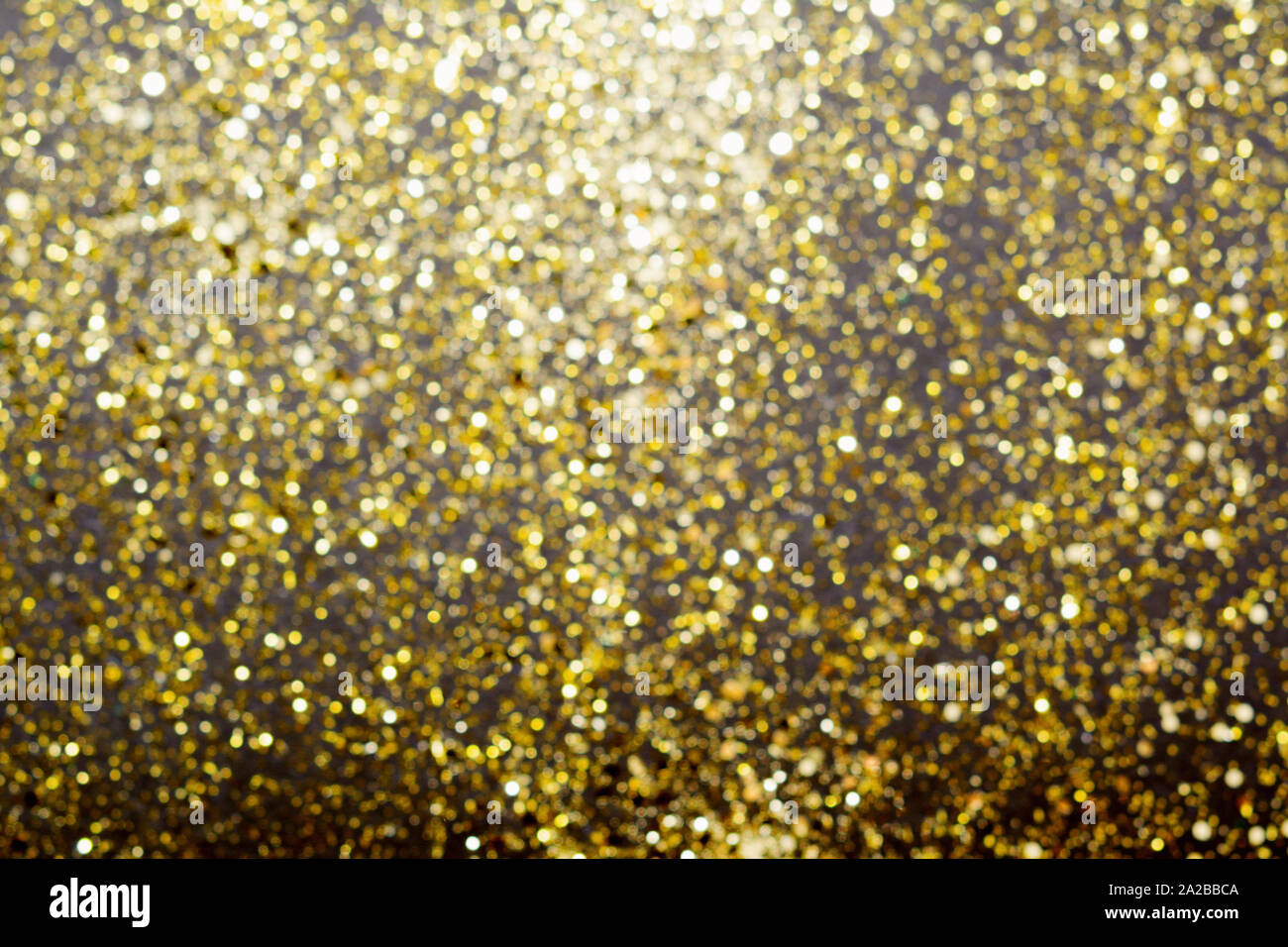 Abstrakte verschwommen Glitter bokeh Hintergrund in Gold auf Schwarz Stockfoto
