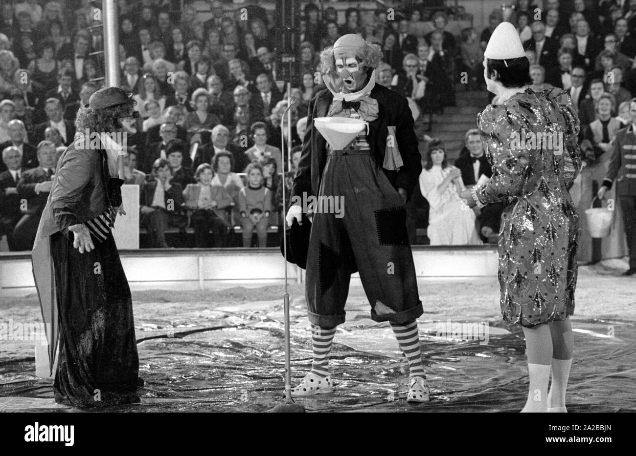 Führen Sie eine klassische Clowns clown Akt mit einem in der TV-Show "Stars in der Manege" in 1971 Trichter. Stockfoto