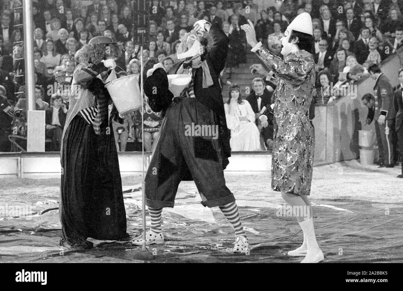 Führen Sie eine klassische Clowns clown Akt mit einem in der TV-Show "Stars in der Manege" in 1971 Trichter. Stockfoto