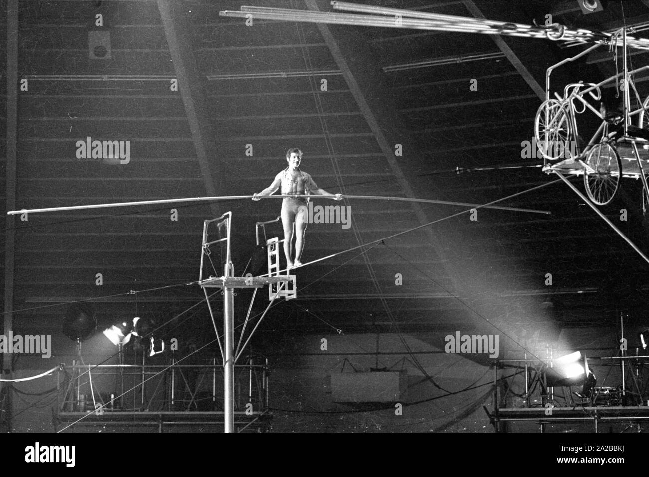 Die Österreichische pop Sänger und Schauspieler Freddy Quinn führt eine Gratwanderung für die TV-Show "Stars in der Manege" in 1971. Stockfoto