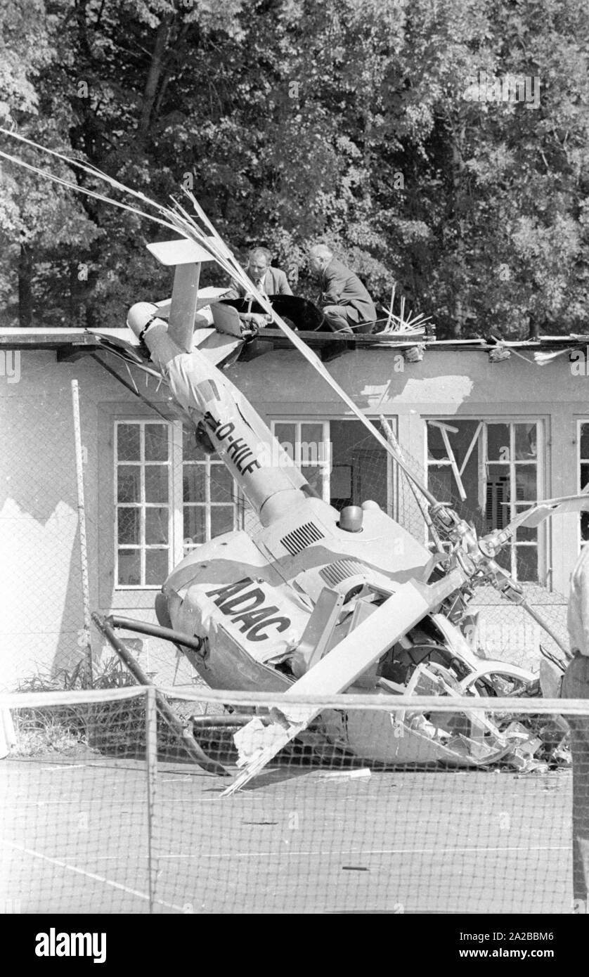 Tödlicher Absturz eines ADAC-Rettungshubschrauber bei Landeanflug auf den Einsatzort München-allach am 17.08.1971 Bild: Experten sehen sie sich der Heckrotor, der den Absturz verursacht. Stockfoto